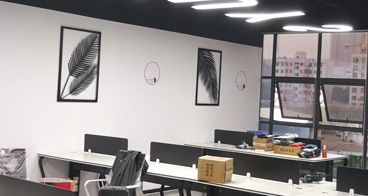 深圳罗湖办公室一进门两扇窗如何装修合适？